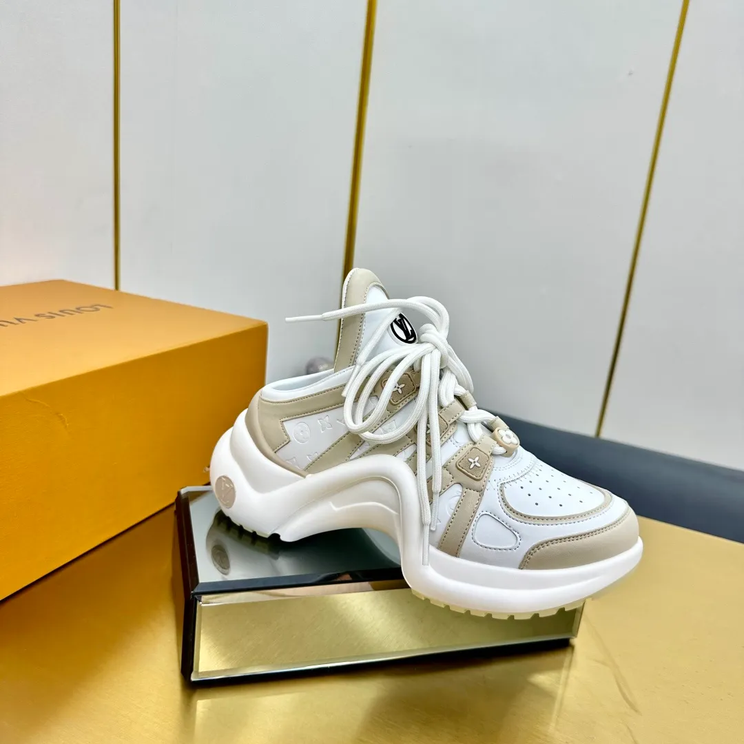👟👟Ex-factory price 700👟👟 🔥🔥🔥Arch bridge top version LV donkey brand casual sports dad shoes and slippers The bold avant-garde design and the unique wavy outsole make the entire fashion circle coquettish. They are synonymous with new trends. They are touted as the coolest casual sneakers in history. Whoever wears them will become the most handsome person who turns heads. The heel is about 5.5cm high and the heel is about 8mm deep.  🌸 Imported fabric 🐂 leather ➕ Imported 🐐 leather ➕ Imported TPU splicing 🌸 Imported mesh lining ➕ Cow lining Outsole vacuum foaming and TPU combination 🌸 Size women's size 35-41